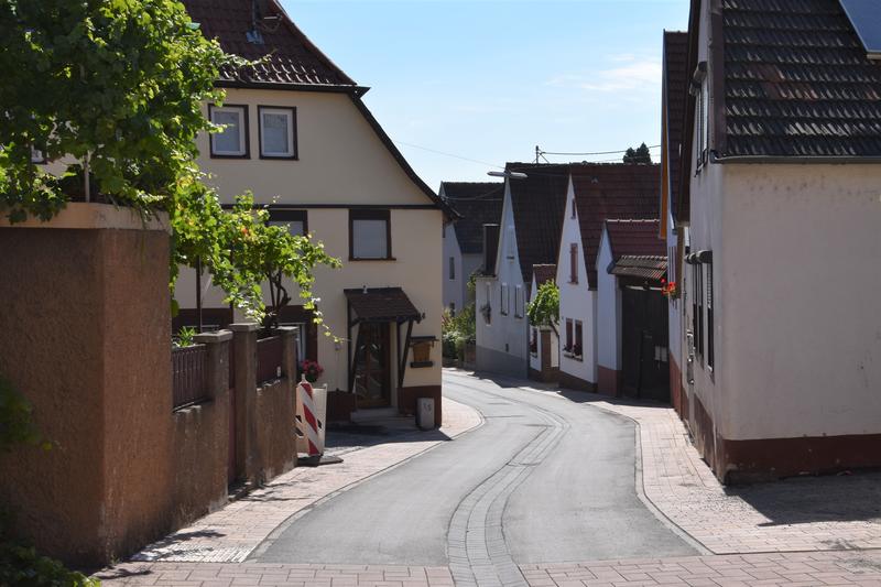 Stadtdorfentwicklung: Das neue Sanierungsgebiet im Ortskern von Arzheim liegt unter anderem entlang der sanierten Hauptstra&szlig;e. 