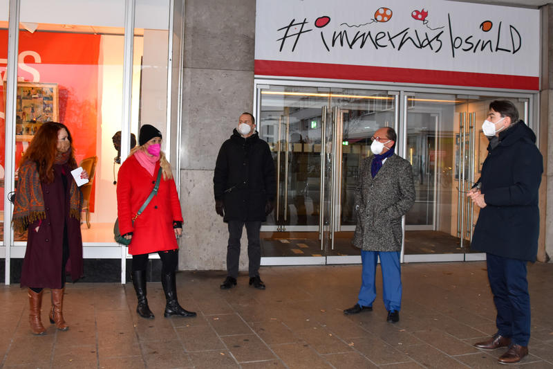 Gemeinsam mit Tourismusdezernent Alexander Grassmann (M.), den beiden Initiatorinnen der Aktion, Prof. Dr. Anja Ohmer (2.v.l.) und Dr. Helen Roth (l.) vom ZKW, sowie dem Vorstand der Dieter Kissel Stiftung, Helmut Braun (2.v.r.), hat OB Thomas Hirsch (r.)