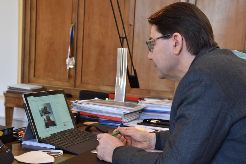 Grenz&uuml;berschreitender Austausch in Zeiten von Corona: Das j&uuml;ngste &raquo;Zusammentreffen&laquo; von Landaus OB Thomas Hirsch und des B&uuml;rgermeisters der Landauer Partnerstadt Hagenau, Claude Sturni, fand jetzt virtuell als Videokonferenz statt. 