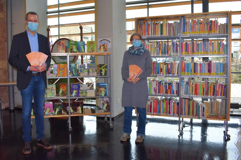 Blicken mit viel Vorfreude auf das erste Halbjahr der 37. Landauer B&uuml;chereitage: Bibliotheksleiterin Amelie L&ouml;hlein und Kulturdezernent Dr. Maximilian Ingenthron.