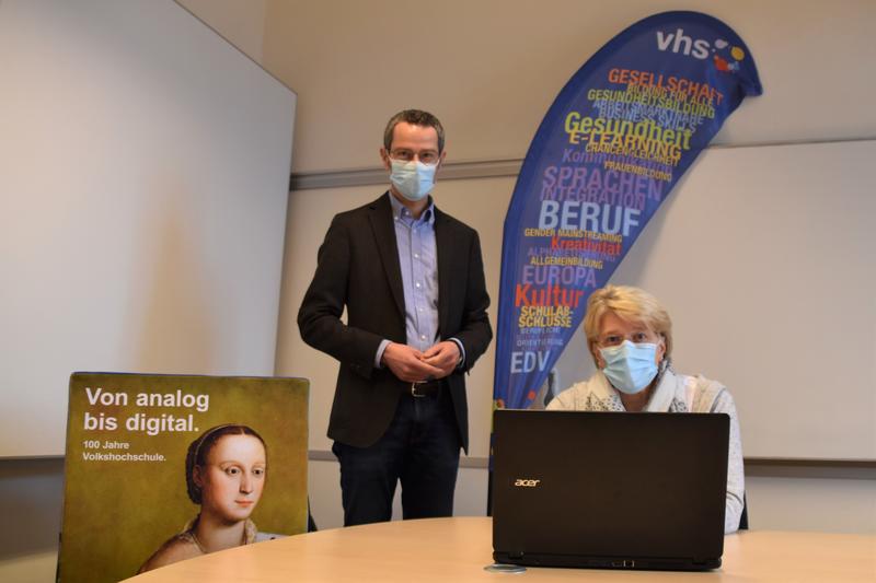 Da ist f&uuml;r jede und jeden etwas dabei: B&uuml;rgermeister Dr. Maximilian Ingenthron und VHS-Leiterin Sigrid Gensheimer studieren die neuen Webinare und Online-Kurse im VHS-Programm.