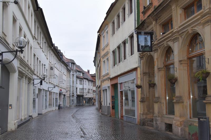 Die Uferschen H&ouml;fe werden n&ouml;rdlich durch die Kramstra&szlig;e, westlich durch den Kleinen Platz und s&uuml;dlich durch die Theaterstra&szlig;e (hier im Bild) begrenzt. 