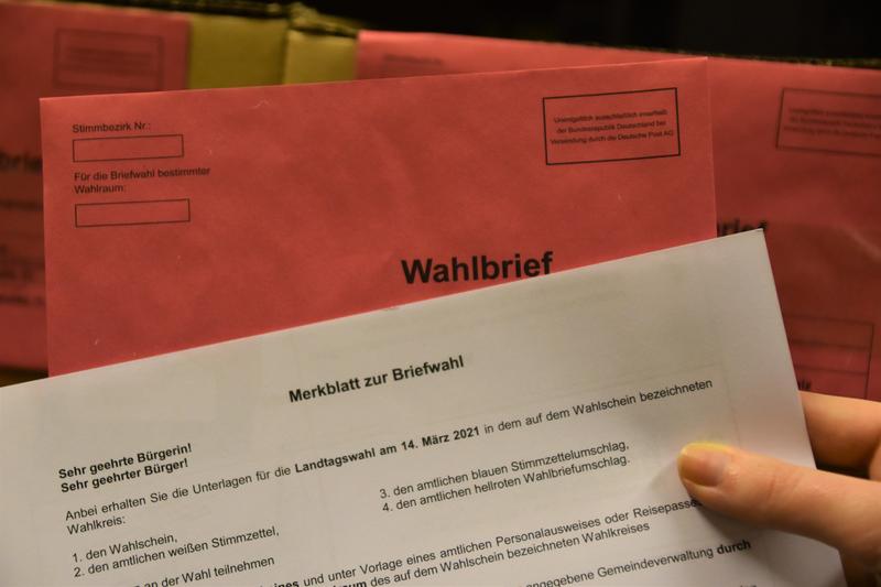 Die Landr&auml;te Dietmar Seefeldt (S&Uuml;W) und Dr. Fritz Brechtel (GER) sowie Landaus Oberb&uuml;rgermeister Thomas Hirsch weisen die B&uuml;rgerinnen und B&uuml;rger auf die M&ouml;glichkeit einer Briefwahl hin. 