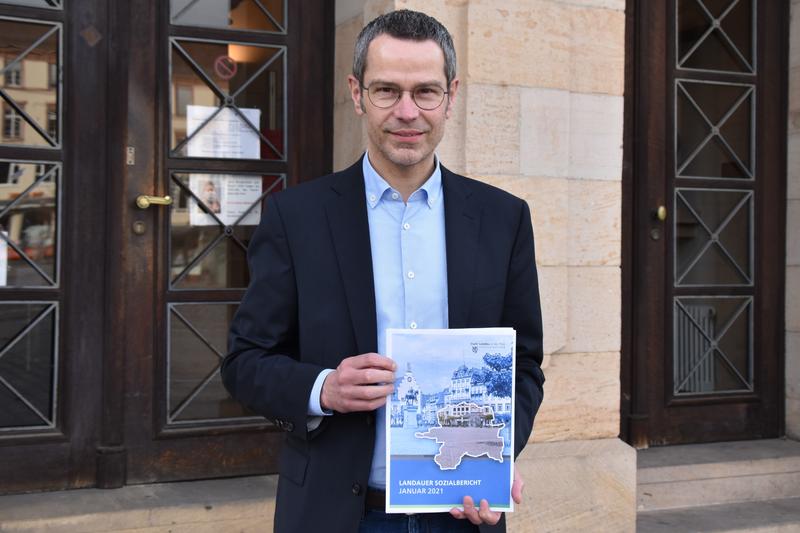 B&uuml;rgermeister und Sozialdezernent Dr. Maximilian Ingenthron stellte den Sozialbericht der Stadt Landau jetzt der &Ouml;ffentlichkeit vor.