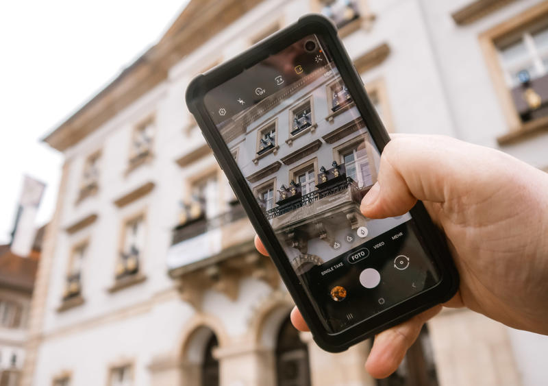 Die &raquo;Goldjungs&laquo; am Landauer Rathaus sind beliebte Fotomotive im Lockdown.