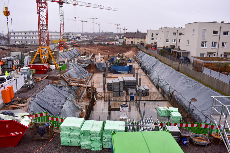 Trotz Corona-Pandemie laufen die Arbeiten auf der Baustelle des Baufelds 33 von Reuter Real Estate in der Landauer Paul-von-Denis-Stra&szlig;e auf Hochtouren. 