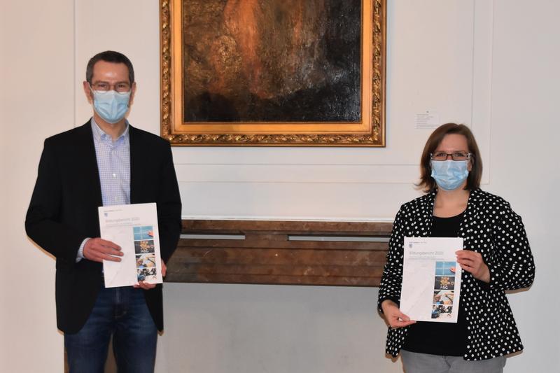 B&uuml;rgermeister Dr. Maximilian Ingenthron und die st&auml;dtische Bildungskoordinatorin f&uuml;r Neuzugewanderte Kim Ingledue stellen den Bildungsbericht der Stadt Landau der &Ouml;ffentlichkeit vor. 