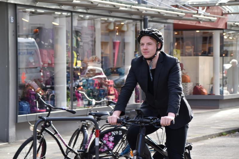 Landau ist fahrradfreundlicher geworden - hier Verkehrsdezernent Lukas Hartmann in der K&ouml;nigstra&szlig;e, die f&uuml;r den gegenl&auml;ufigen Radverkehr ge&ouml;ffnet wurde. 