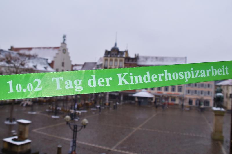 Auch in Landau wird am 10. Februar mit gr&uuml;nen Lichtinstallationen und gr&uuml;nen B&auml;ndern auf die Situation von lebenszeitverk&uuml;rzt erkrankten Kindern, Jugendlichen und deren Familien aufmerksam gemacht. 