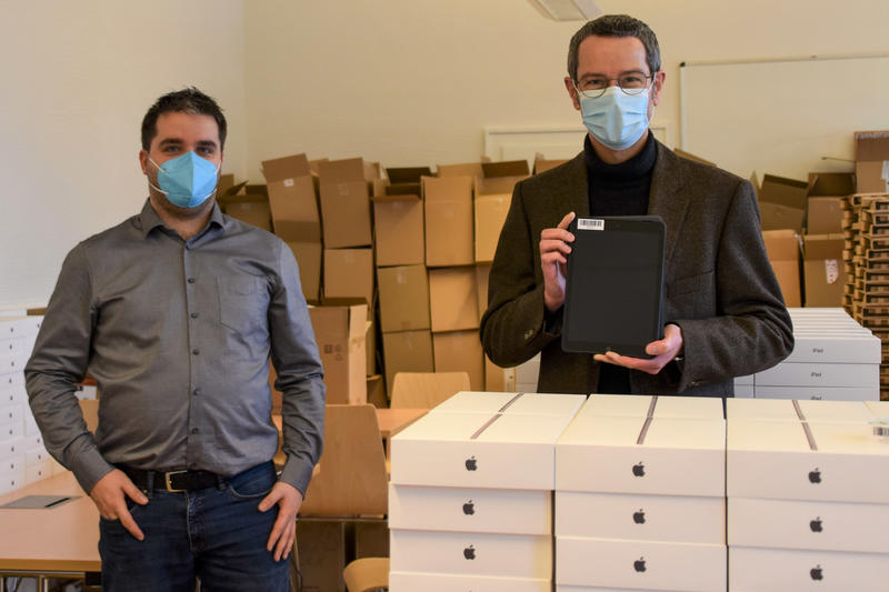 B&uuml;rgermeister Dr. Maximilian Ingenthron (r.) und der Leiter des Medienzentrums Landau-S&uuml;dliche Weinstra&szlig;e, Daniel Behr, mit den Tablets, die in K&uuml;rze den Landauer Schulen zur Verf&uuml;gung gestellt werden. 