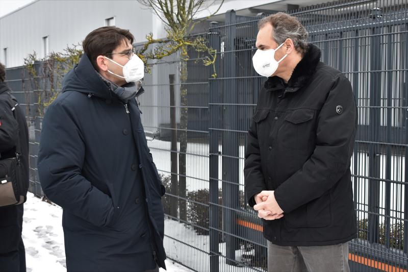 Wiederaufnahme des Pr&auml;senzunterrichts an Grundschulen und eingeschr&auml;nkter Regelbetrieb in Kitas: OB Thomas Hirsch (l.) und Landrat Dietmar Seefeldt rufen Besch&auml;ftigte an Schulen und in Betreuungseinrichtungen dazu auf, kostenlose Testm&ouml;glichkeiten zu nutz