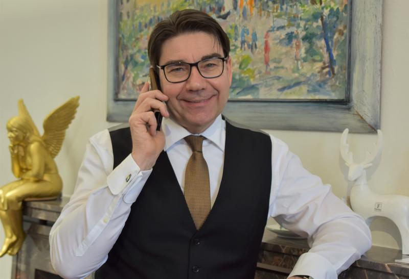 Einfach beim Stadtchef durchklingeln: Oberb&uuml;rgermeister Thomas Hirsch freut sich auf den pers&ouml;nlichen Austausch mit den Landauerinnen und Landauern.