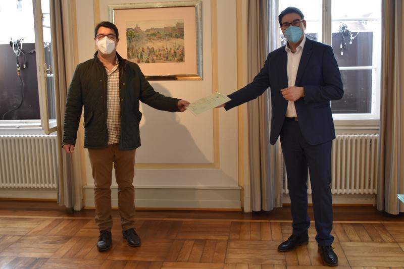 Oberb&uuml;rgermeister Thomas Hirsch (rechts) &uuml;bergibt die Einb&uuml;rgerungsurkunde an Giuseppe Baorda. 