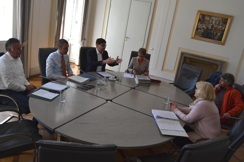 Trafen sich, um &uuml;ber das weitere Vorgehen auf dem Weg zu einer Fairtrade-Stadt zu sprechen: Beigeordneter Rudi Klemm, B&uuml;rgermeister Dr. Maximilian Ingenthron, Oberb&uuml;rgermeister Thomas Hirsch, Hauptamtsleiterin Christine Baumstark sowie Barbara Weyrauch un