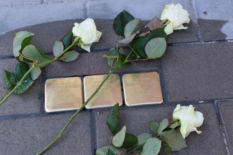 Vor dem Wohnhaus in der Bismarckstra&szlig;e 6 erinnern nun drei Stolpersteine an die Familie Marx. 