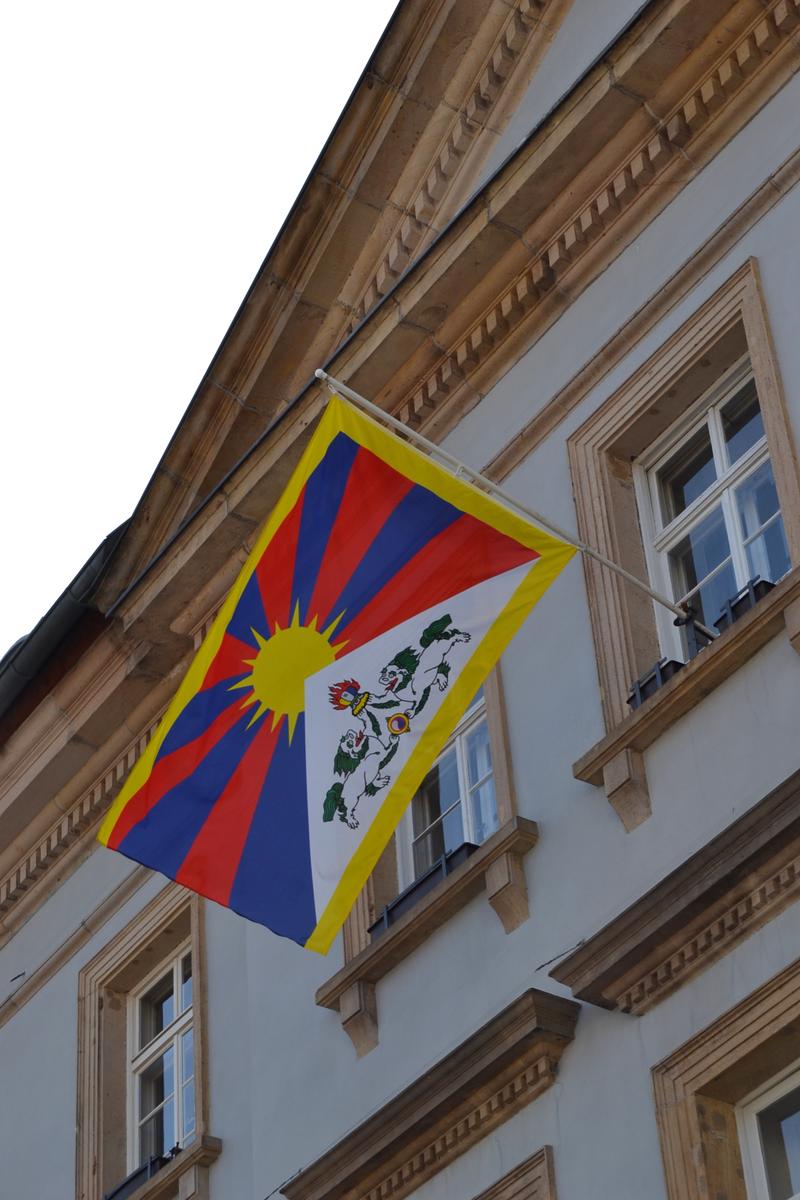 Auch in diesem Jahr wird am Landauer Rathaus zum Gedenktag des Volksaufstands in Tibet am 10. M&auml;rz die tibetische Flagge gehisst. 