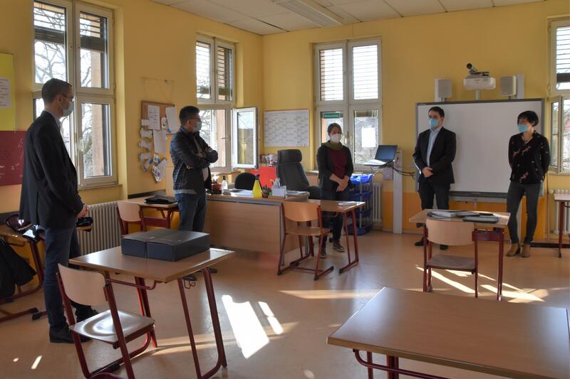 Schuldezernent Dr. Maximilian Ingenthron &uuml;bergab im Beisein von Schulamtsleiter Ralf M&uuml;ller, Schulleiterin Katja Wirtz, Daniel Behr und Sabrina Erdle vom Medienzentrum S&uuml;dliche Weinstra&szlig;e-Landau (v.l.n.r.) die ersten iPads an die Sch&uuml;lerschaft der Nordrin