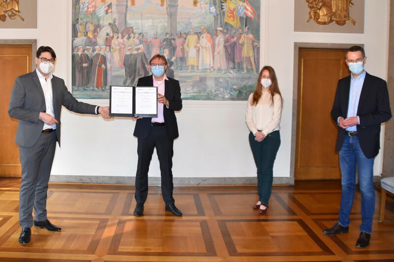 Gut 1,4 Millionen Euro f&uuml;r die Umsetzung des DigitalPakts Schule: OB Hirsch (v.l.n.r), Staatssekret&auml;r Beckmann, Projektmanagerin Dr. Kathrin Mertes und Schuldezernent Dr. Ingenthron bei der &Uuml;bergabe des F&ouml;rderbescheids. 