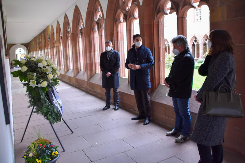 Gedenken an die Opfer des Bombenangriffs auf die Stadt Landau am 16. M&auml;rz 1945: Dekan Axel Brecht, Oberb&uuml;rgermeister Thomas Hirsch, Pfarrer J&uuml;rgen Leonhard und Stadtarchivarin bei der Kranzniederlegung im Kreuzgang. 