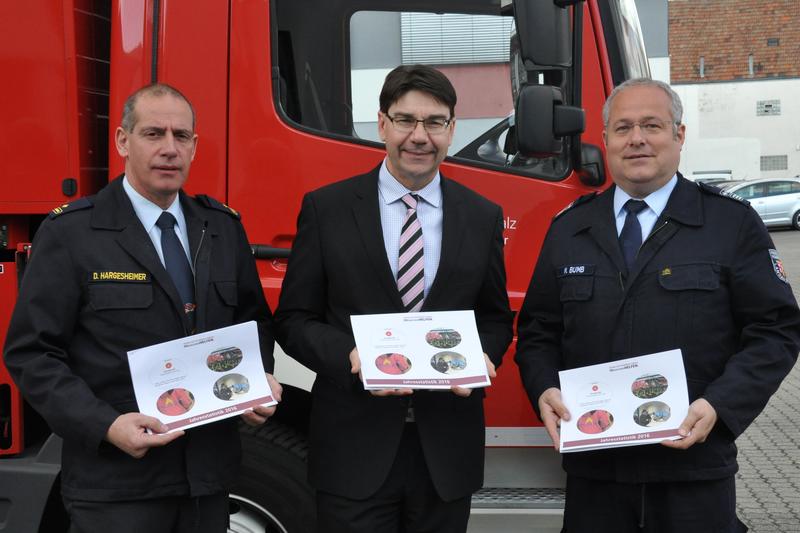 Stellten gemeinsam den Jahresbericht der Freiwilligen Feuerwehr Landau f&uuml;r 2016 vor: Stadtfeuerwehrinspekteur Dirk Hargesheimer, Oberb&uuml;rgermeister Thomas Hirsch und stellvertretender Stadtfeuerwehrinspekteur Michael Bumb (v.l.n.r.). 
