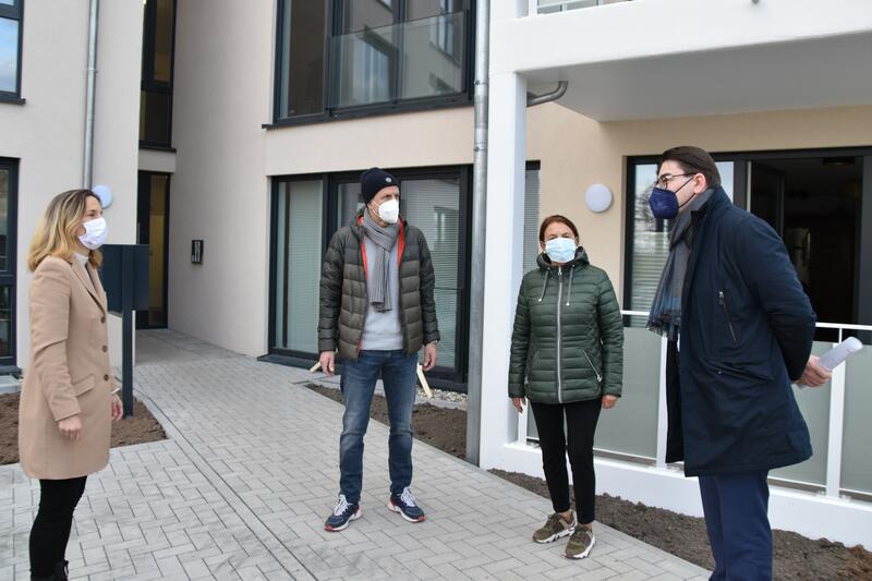 OB Thomas Hirsch (r.) machte sich jetzt gemeinsam mit der Eigent&uuml;merfamilie Lang ein Bild vom fertiggestellten Bauprojekt auf der Wollmesheimer H&ouml;he. 
