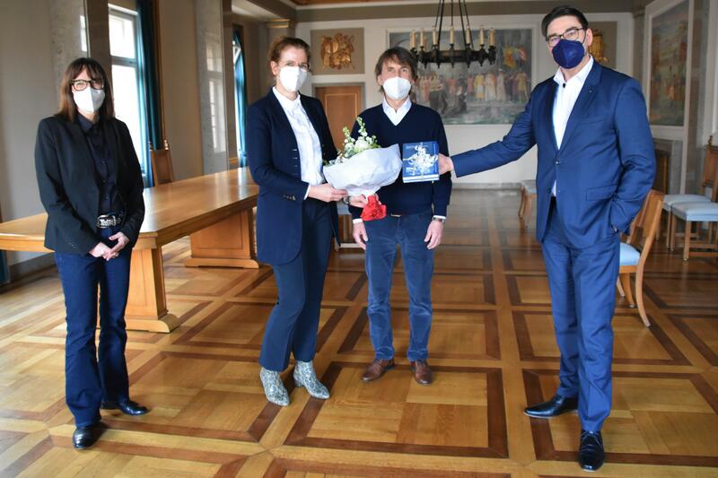 Bei der Buch&uuml;bergabe (v.l.n.r.): Stadtarchivarin Christine Kohl-Langer, Hubert Lehmanns Tochter Insa Holz, deren Ehemann Andreas Holz und Oberb&uuml;rgermeister Thomas Hirsch. 