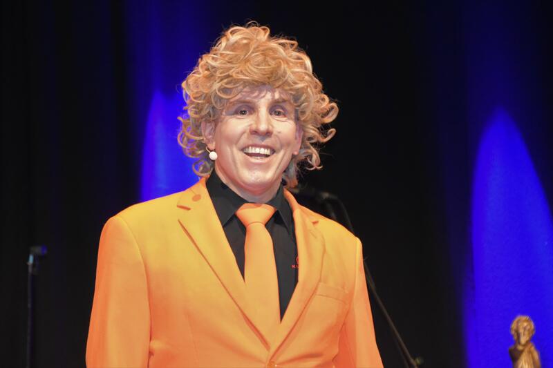 Peter Karl in seiner Paraderolle als holl&auml;ndischer Showmaster Ted Louis. 