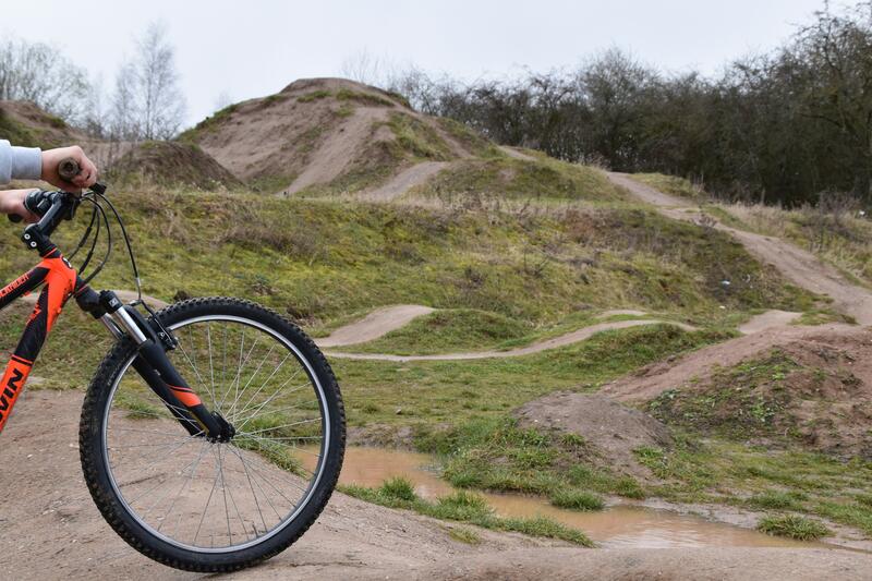 Gut in Schuss: Nachdem die Ehrenamtlichen des Vereins Pfalzbiker auf der Dirtbike-Anlage gewirkt haben, steht dem Fahrspa&szlig; dort jetzt nichts mehr im Wege. 