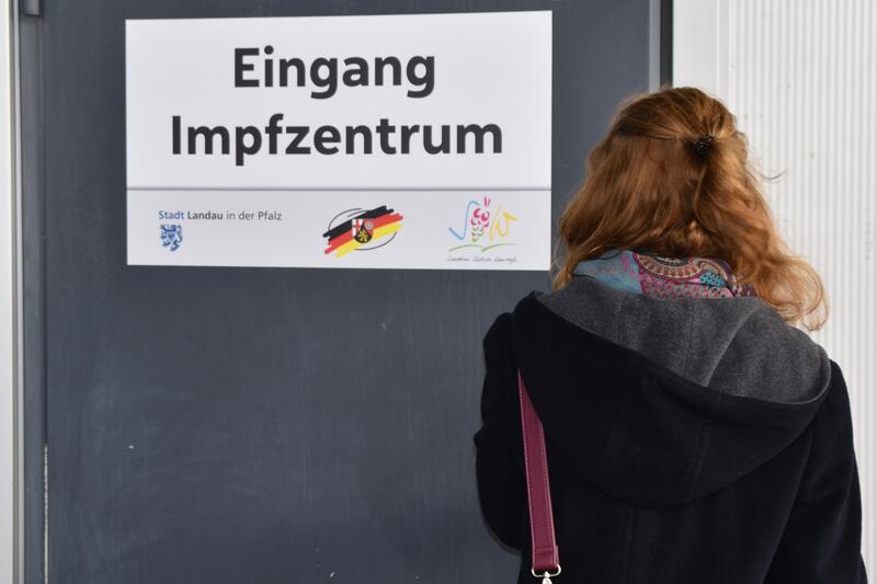 Check-In, Aufkl&auml;rung, Impfung, Check-Out: Der Ablauf im Impfzentrum Landau/S&uuml;dliche Weinstra&szlig;e ist genau getaktet. Auch die Anzahl der Parkpl&auml;tze und die Anbindung an den &Ouml;PNV sind genau auf einen reibungslosen Ablauf ausgelegt. Lange Wartezeiten werden s