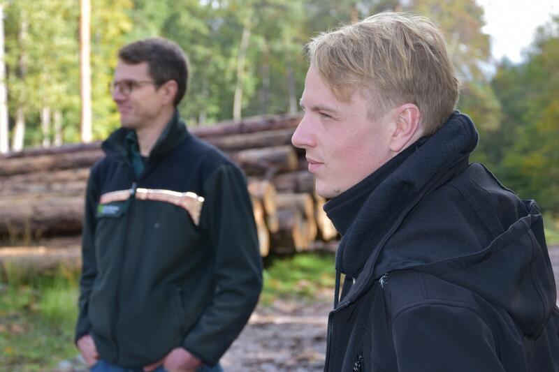 Umweltdezernent Lukas Hartmann beim Vor-Ort-Termin im Landauer Stadtwald. Er sagt: Wenn genug Solaranlagen gebaut w&uuml;rden, k&ouml;nnte das ein Weg sein, um auf Windkraftanlagen im Pf&auml;lzer Wald zu verzichten. 