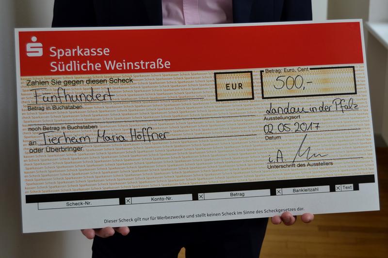 Oberb&uuml;rgermeister Thomas Hirsch hat dem Tierheim Maria H&ouml;ffner eine Spende in H&ouml;he von 500 Euro aus Mitteln der Sparkassenstiftung zugesagt.