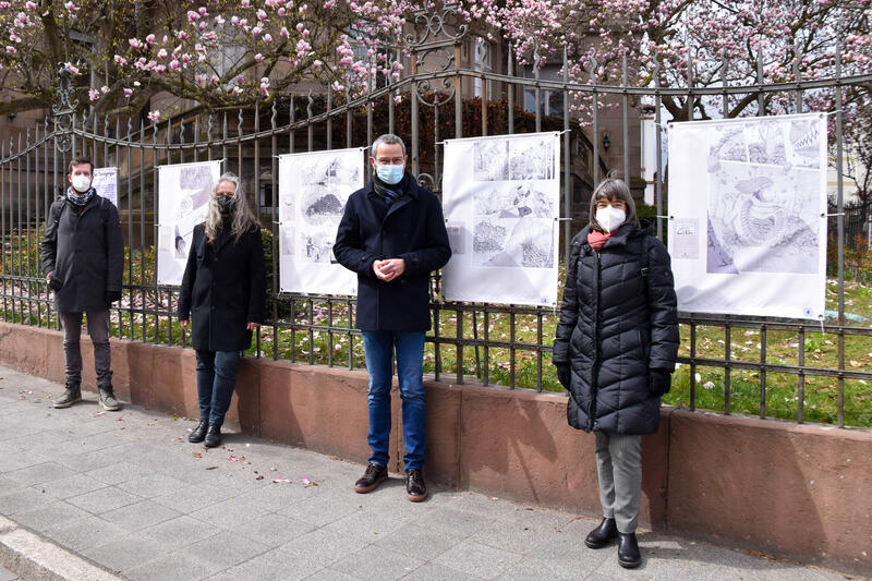 Gemeinsam bei der Vorstellung der Urban Street Ausstellung &raquo;Der Tazelgriger&laquo;: K&uuml;nstler Richard Diery, Prof. Tina Stolt vom Institut f&uuml;r Kunstwissenschaft und Bildende Kunst der Universit&auml;t, B&uuml;rgermeister und Kulturdezernent Dr. Maximilian Ingenthron und d