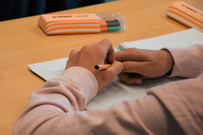 F&uuml;r einen m&ouml;glichst sicheren Schulalltag trotz Corona hat die Firma Gillet der Stadt Landau jetzt kostenlos vier Luftreinigungsger&auml;te zur Verf&uuml;gung gestellt. 