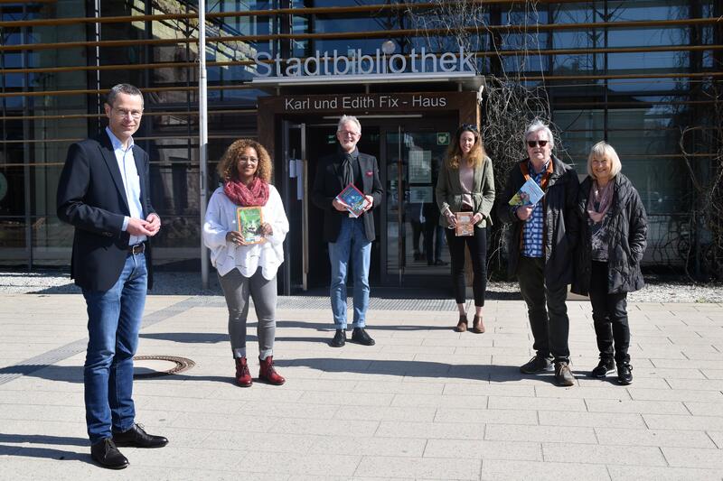 B&uuml;rgermeister Dr. Maximilian Ingenthron mit den Vorlesepatinnen und -paten Yasmine Kourouma, Hans-Dieter Schlimmer, Lisa Rocker und Diethard Wehn sowie Ideengeberin Monika Wehn (v.l.n.r.). 