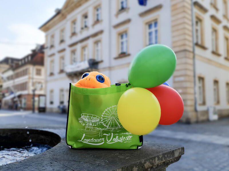 Zum 130. Jubil&auml;um des Volksfests gibt es beim B&uuml;ro f&uuml;r Tourismus (BfT) der Stadt Landau mit allerlei Buntem, S&uuml;&szlig;em und Genussvollem gef&uuml;llte Maimarkt-Taschen. 