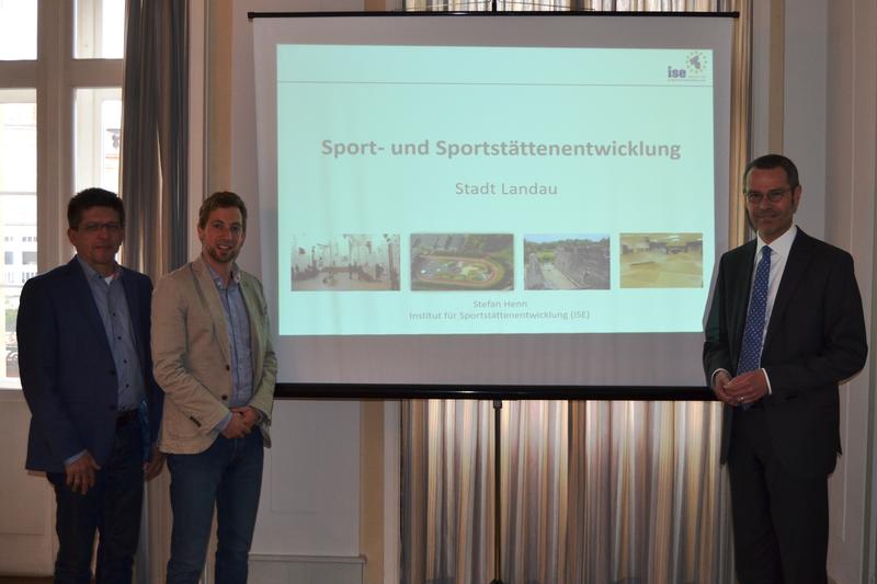 Gemeinsam mit dem Leiter des Amts f&uuml;r Schulen, Kultur und Sport, Ralf M&uuml;ller (l.) und Stefan Henn vom Institut f&uuml;r Sportst&auml;ttenentwicklung stellte B&uuml;rgermeister und Sportdezernent Dr. Maximilian Ingenthron (r.) das geplante Vorgehen sowie die Ziele der Sp