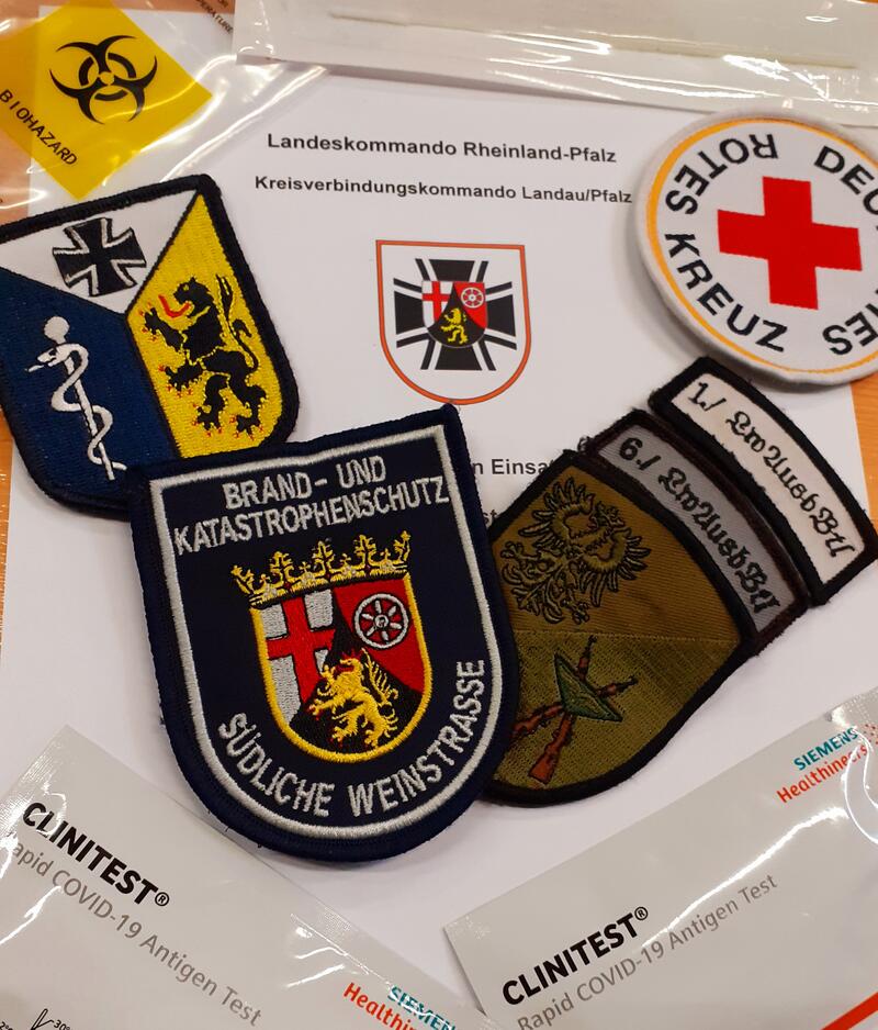 Symbol der Zusammenarbeit: An der gemeinsamen Teststation von Landkreis S&uuml;dliche Weinstra&szlig;e und der Stadt Landau arbeiten zahlreiche Partner Hand in Hand.