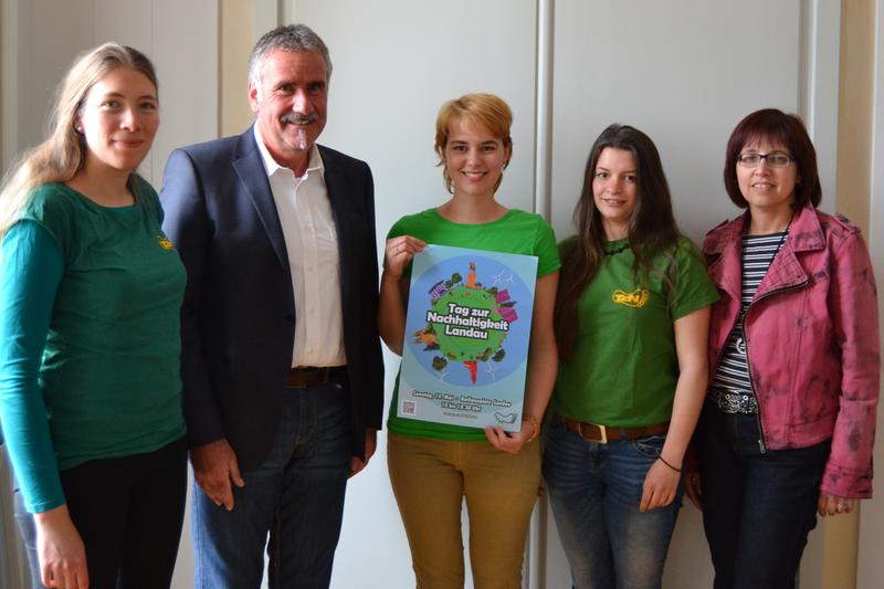 Stellten jetzt gemeinsam den f&uuml;nften Tag zur Nachhaltigkeit am 14. Mai auf dem Landauer Rathausplatz vor: Beigeordneter und Umweltdezernent Rudi Klemm, Annette Liebel von der Lokalen Agenda Landau (r.) und drei Studentinnen der Universit&auml;t Koblenz-Landau.
