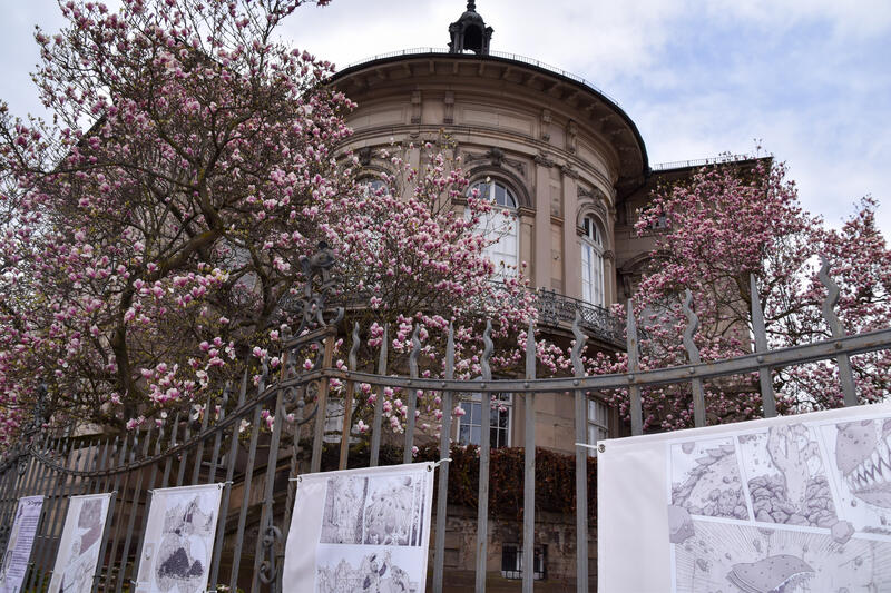 Noch bis Sonntag, 23. Mai, am Zaun der St&auml;dtischen Galerie Villa Streccius zu sehen: Die Urban Street Ausstellung &raquo;Der Tazelgriger&laquo; von Richard Diery. 