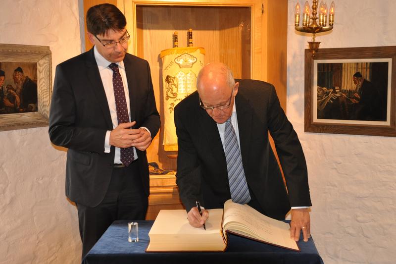 Dan Ashbel war von 2005 bis 2009 israelischer Botschafter in Wien. Bei seiner Stippvisite in Landau auf Einladung von Oberb&uuml;rgermeister Thomas Hirsch (l.) trug er sich auch in das Goldene Buch der Stadt ein. 