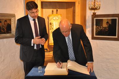 Bild vergr&ouml;&szlig;ern: Dan Ashbel war von 2005 bis 2009 israelischer Botschafter in Wien. Bei seiner Stippvisite in Landau auf Einladung von Oberb&uuml;rgermeister Thomas Hirsch (l.) trug er sich auch in das Goldene Buch der Stadt ein.