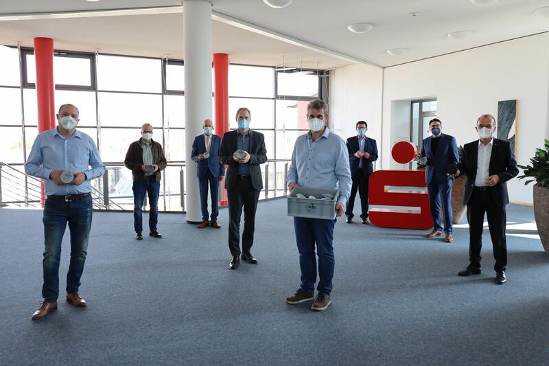 Bei der &Uuml;bergabe der Ampeln (von links): Dominik Simon (2. Vorsitzender ZTL e.V.), Marcus Ehrgott (Gesch&auml;ftsf&uuml;hrer Technologie-Netzwerk S&uuml;dpfalz e.V.), Siegmar M&uuml;ller (Vorstandsvorsitzender Sparkasse S&uuml;dpfalz), Dietmar Seefeldt (Landrat Landkreis S&uuml;dliche