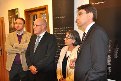 Bild vergr&ouml;&szlig;ern: Gemeinsam mit Oberb&uuml;rgermeister Thomas Hirsch (r.) und Dr. Timo Werner, dem Gesch&auml;ftsf&uuml;hrer des Frank-Loeb-Instituts (l.), besuchte das Ehepaar Zehava und Dan Ashbel die Dauerausstellung &raquo;Juden in Landau&laquo; im Frank-Loebschen Haus.