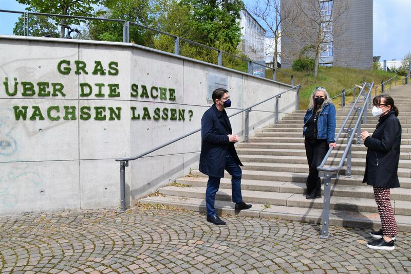 OB Thomas Hirsch, Kunstprofessorin Tina Stolt und Stadtarchivarin Christine Kohl-Langer vor dem Kunstwerk &raquo;Gras &uuml;ber die Sache wachsen lassen?&laquo; an der Geschwister-Scholl-Treppe. 