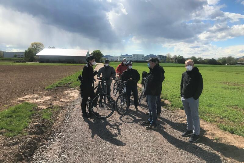 Beigeordneter Lukas Hartmann (links) bei seiner Stadtdorf-Radtour mit einigen Mitgliedern des Ortsbeirats Queichheim. 