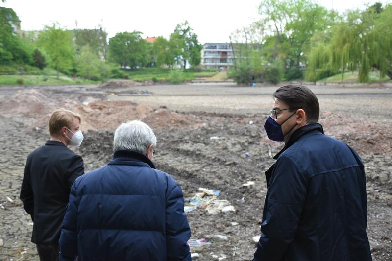 Umweltdezernent Lukas Hartmann, Wolfgang Klein vom beauftragten Ingenieurb&uuml;ro und OB Thomas Hirsch (v.l.n.r.) beim Vor-Ort-Termin auf der Gro&szlig;baustelle Schwanenweiher. 
