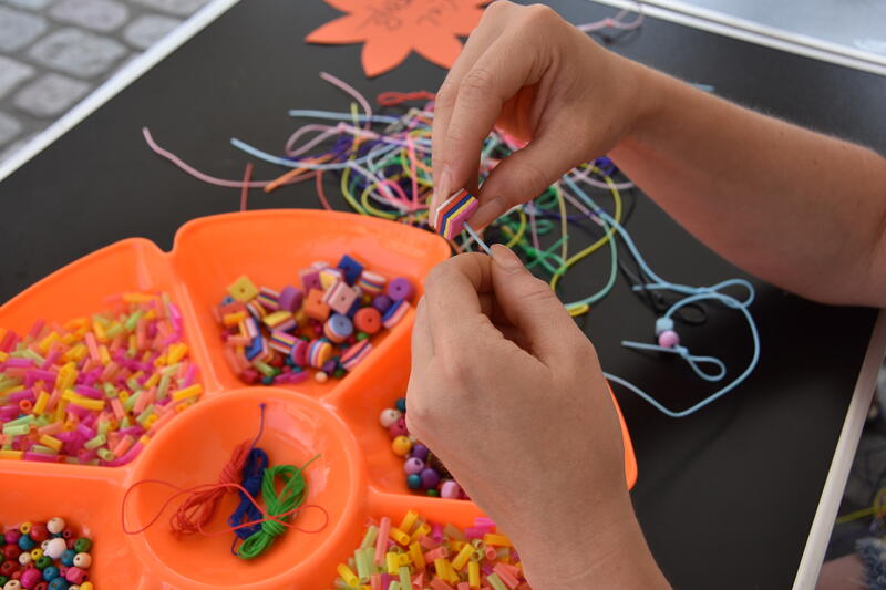 Rund 80 Workshops werden am 28. Kindertag in Landau angeboten - zum Beispiel auch zum Thema Schmuckdesign. 