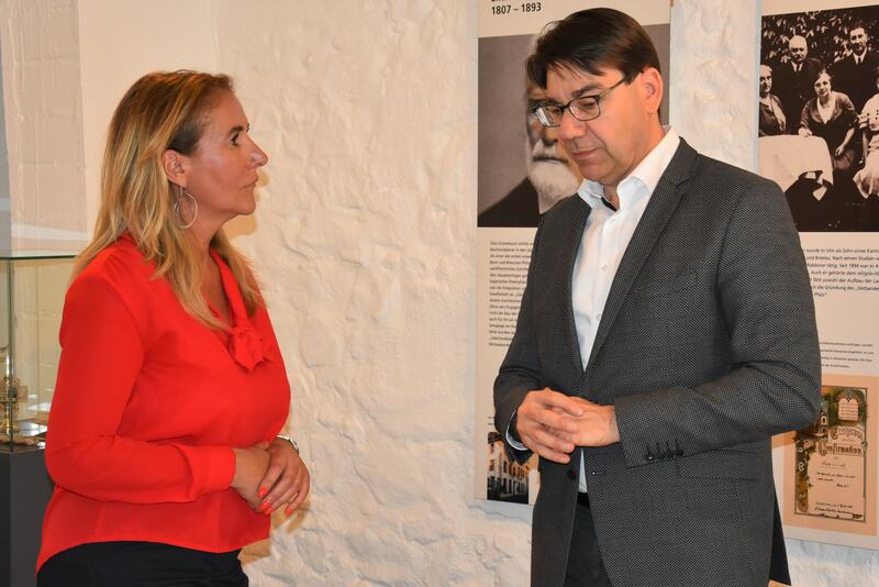 TV-Journalistin Dr. Susanne Glass gemeinsam mit OB Thomas Hirsch bei ihrem Besuch in der Stadt Landau anl&auml;sslich der Veranstaltung der Nahost-Gespr&auml;chsreihe &raquo;Gescher - Die Br&uuml;cke&laquo; im Jahr 2019. 