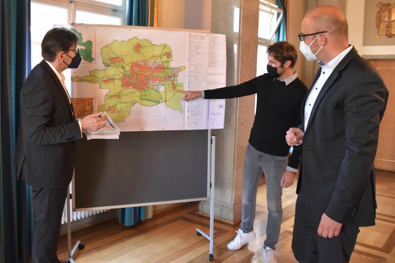OB Thomas Hirsch, Bauamtsleiter Christoph Kamplade und Bauamtsmitarbeiter Tobias Joa bei der Vorstellung des neuen FNP. 