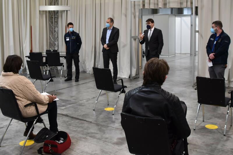 Vor-Ort-Termin anl&auml;sslich der 50.000 Impfung im Impfzentrum Landau/S&uuml;dliche Weinstra&szlig;e: OB Thomas Hirsch (2.v.r.) und Landrat Dietmar Seefeldt (2.v.l.) nutzten die Gelegenheit, um gemeinsam mit den beiden Impfkoordinatoren Bastian Dietrich (r.) und Stefan